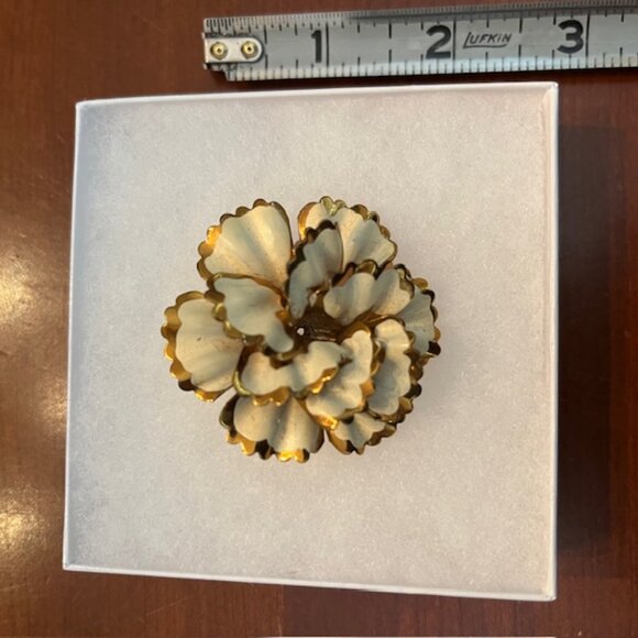 Vintage Brooch White Scalloped rose Pin with Gold Rim Petals - Picture 7 of 7